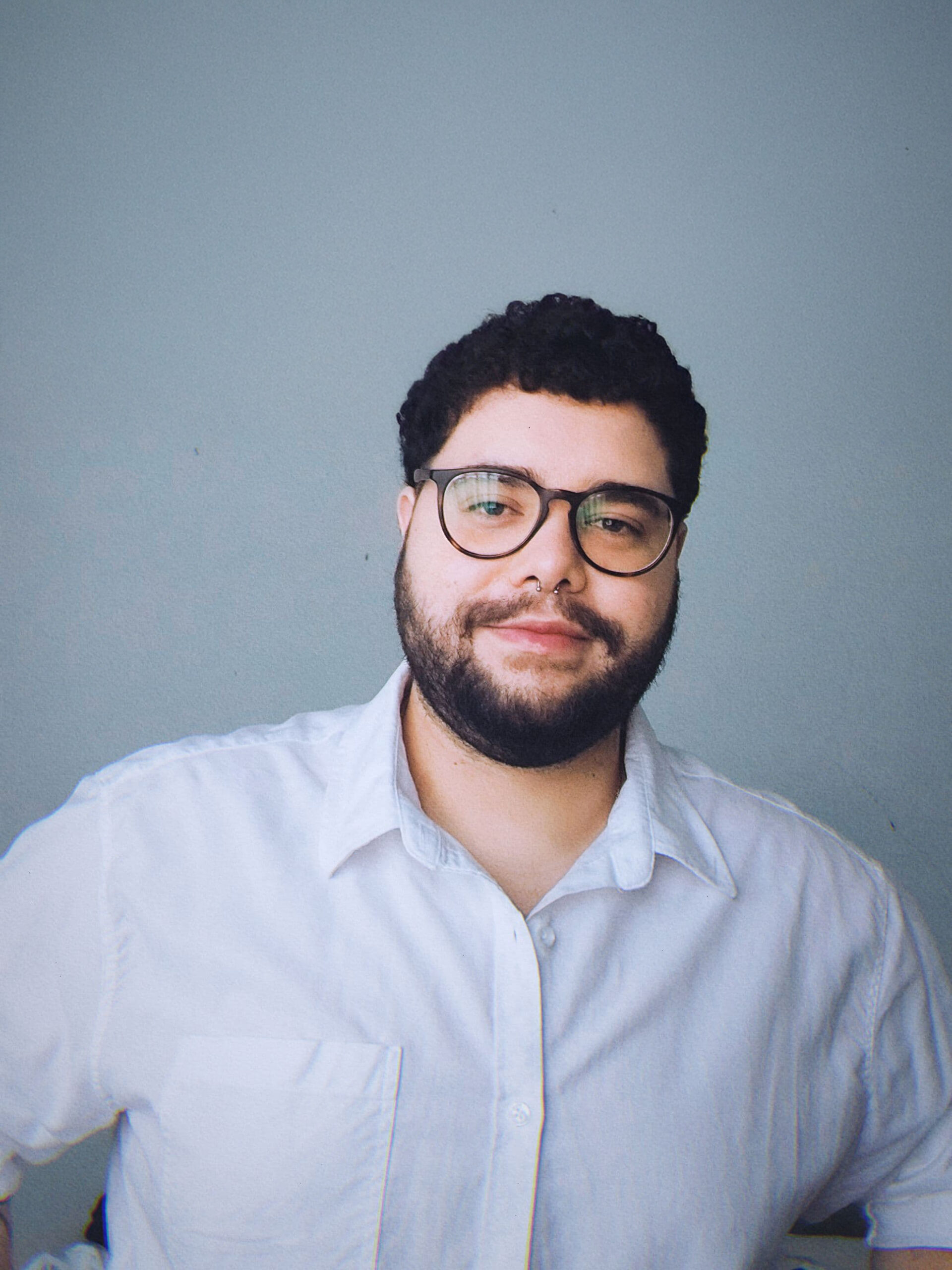 Psicólogo Juan Souza Araújo em seu ambiente de trabalho